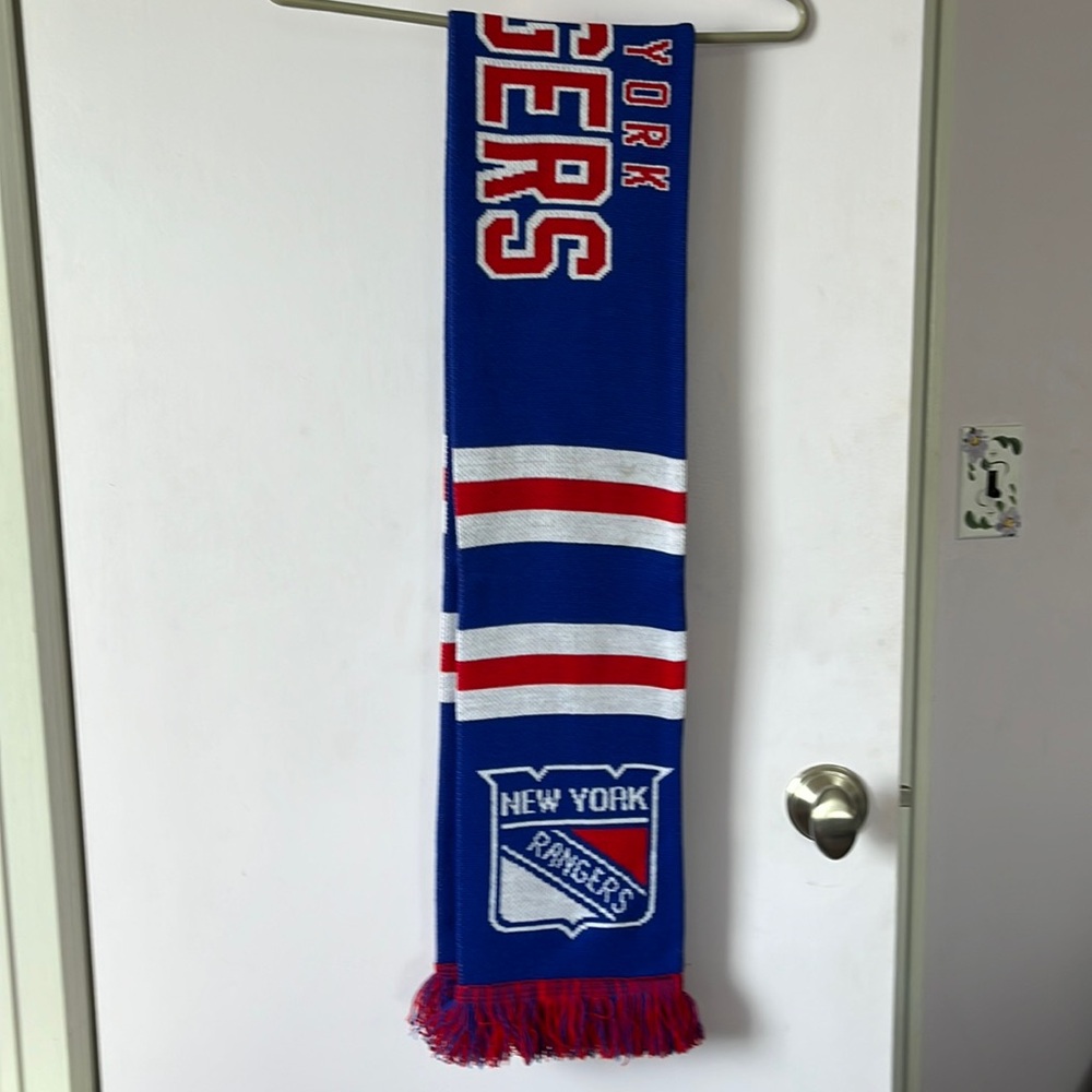 New York Rangers scarf – 100% acrylic -no tags never worn -excellent condition